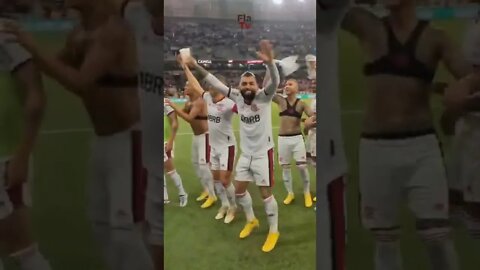 GABIGOL BEBE CERVEJA ARREMESSADA POR TORCEDOR !!!