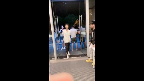 不就是量個體溫嗎嚇死寶寶了@蘇寧️@劉婷@斌斌#豪哥車模之家【豪哥車模之家】