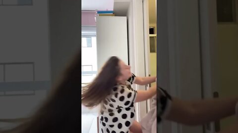 quando eu peço pra ela pegar a toalha #shorts