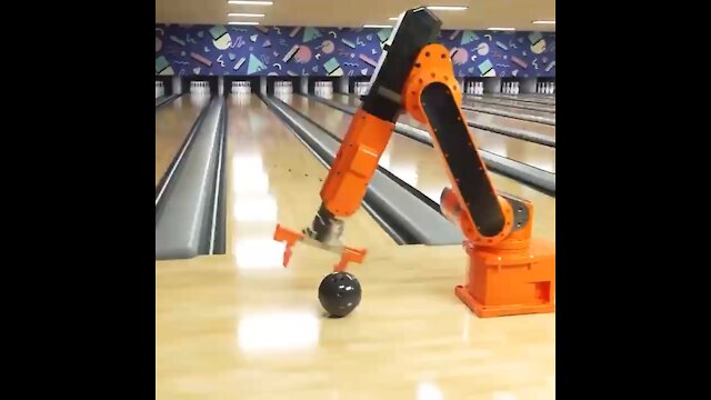 Robot throws amazing strike bowling