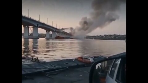 Footage from eyewitnesses of yesterday's APU strikes on the Antonovsky Bridge in Kherson 03 09 22