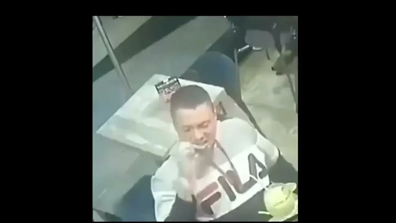 「你要什麼隨便攞，不要妨礙我享受我的雞翼。」