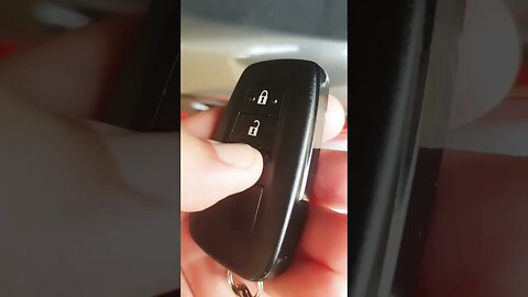 toyota corolla não abre porta mala por fora se tiver com carro ou rádio ligado ... pressionando ..