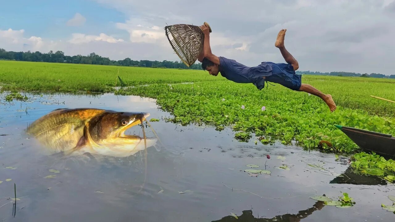 Best Natural Fishing Video 🤨 Traditional Fishing From Boat With Polo Trap. Old Fishing Experience