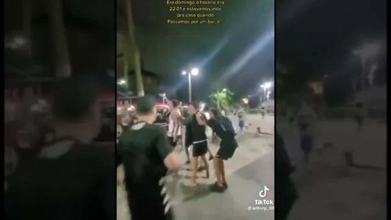 Vascaínos entrando num bar às 2 da manhã para cantar