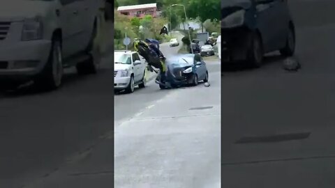 Homem empina moto e bate em carro