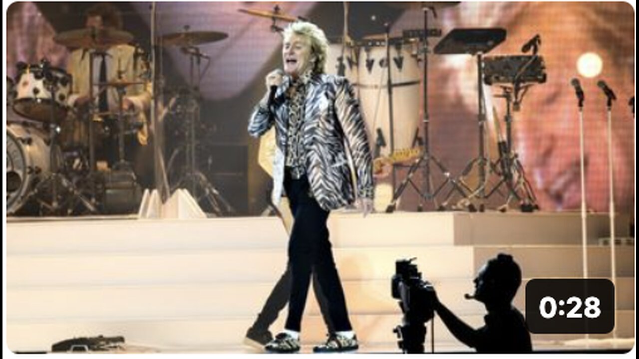 Rod Stewart booed by fans after displaying support for Ukraine