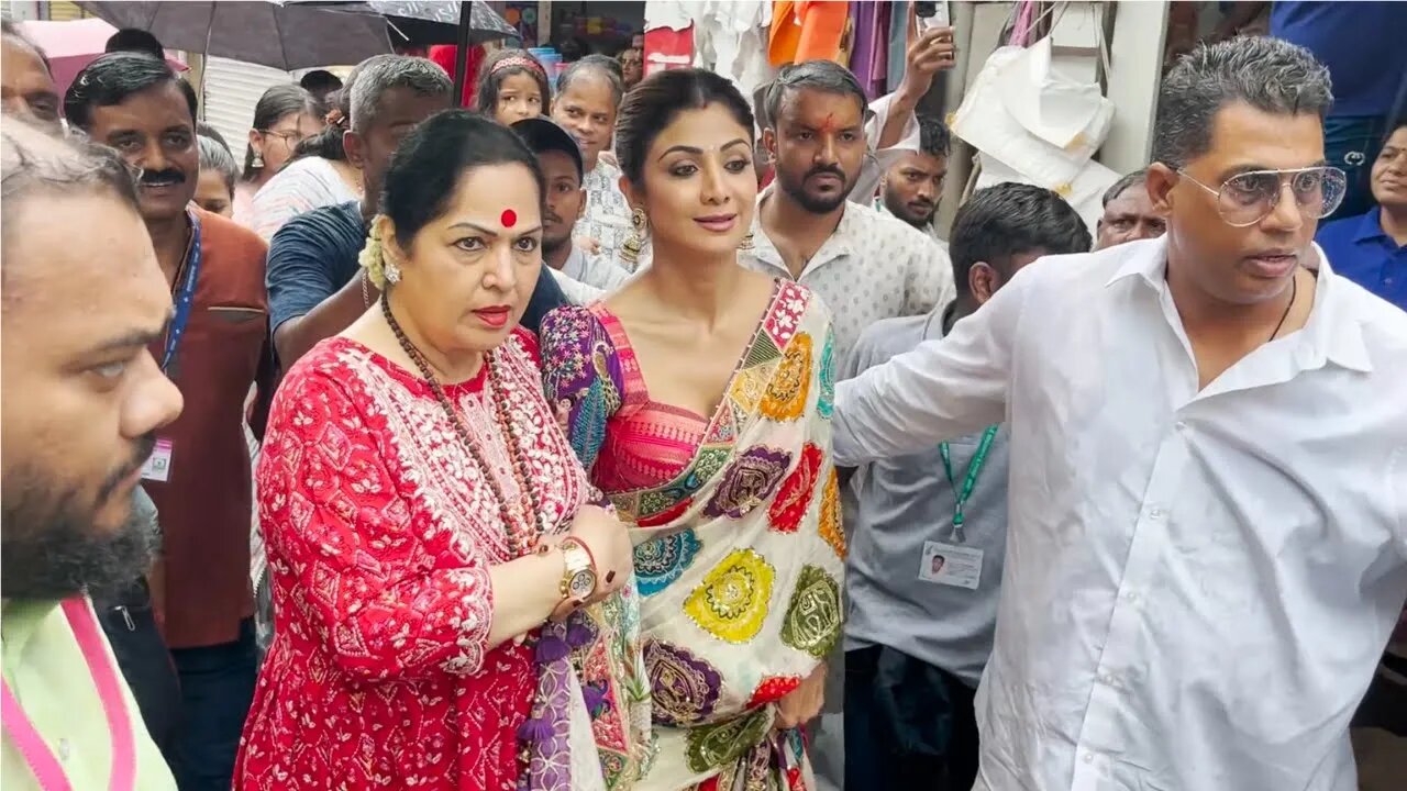 Shilpa Shetty With Her Mom Visits Lalbaugcha Raja 🤩💖📸