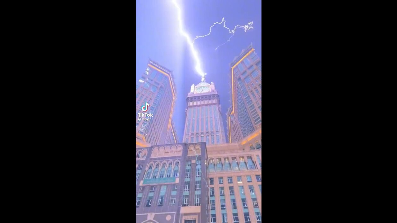 Heavy lightning in Saudi Arabia πΈπ¦ Haram Shareef