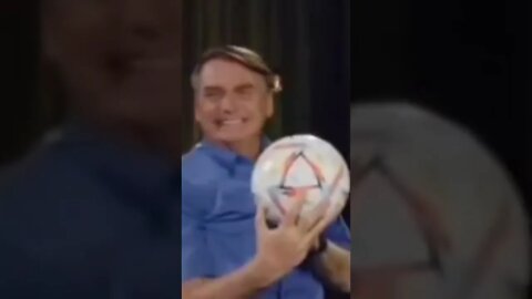 Bolsonaro ganha bola autografada do Neymar