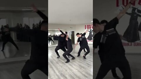 Парни очень красиво танцуют / Зажигательная лезгинка / урок лезгинки