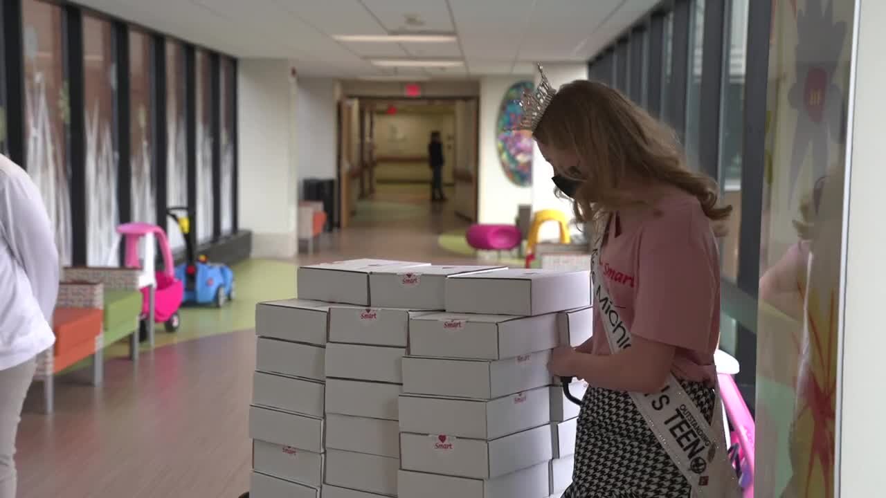 Miss Michigan's Outstanding Teen donates care packages to young Sparrow cardiac patients