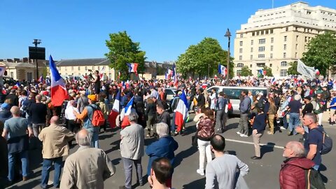 Manifestation anti Macron #MAM à la Place de Fontenoy à Paris le 16/04/2022 - Vidéo 10