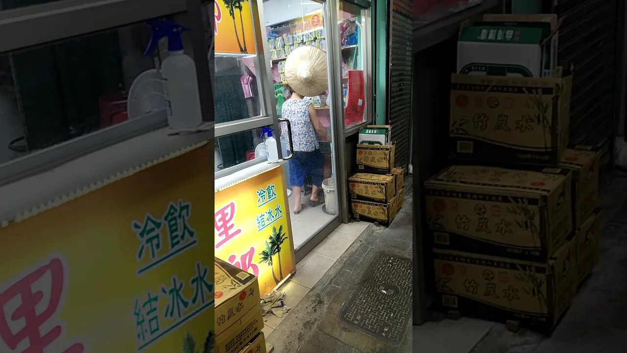 Some grandma humping a freezer. (Betel nut grandma exercising.)