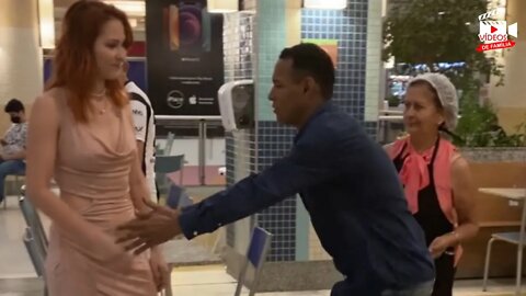 Homem tinha vergonha da esposa e a chamou de mal vestida!