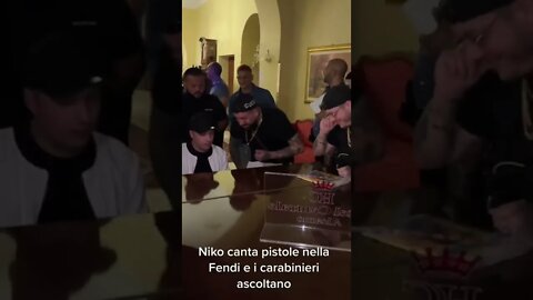 Niko Pandetta canta e i carabinieri ascoltano 😅