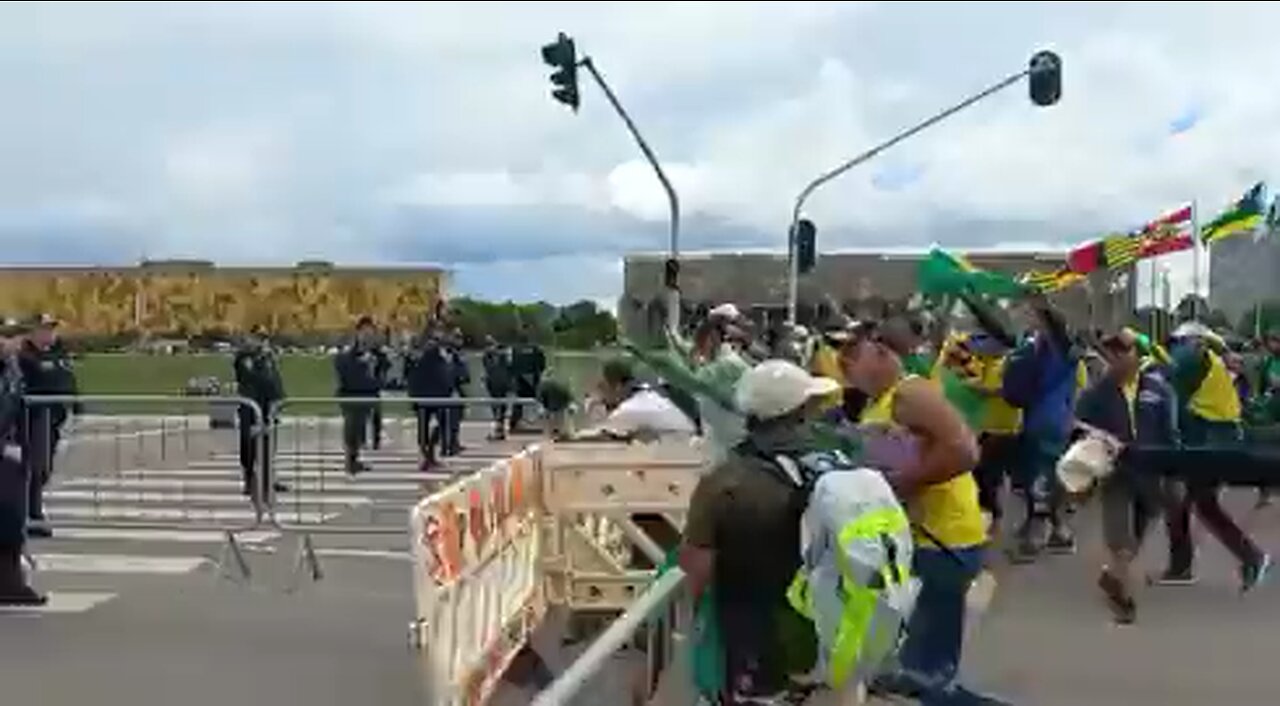 Brasileiros tomam Brasília , e são recebidos a gás lacrimogêneo.