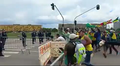 Brasileiros tomam Brasília , e são recebidos a gás lacrimogêneo.