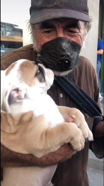 Abuelito indigente que se hizo viral tras pedir ayuda para su perrita, sufre por no tenerla más