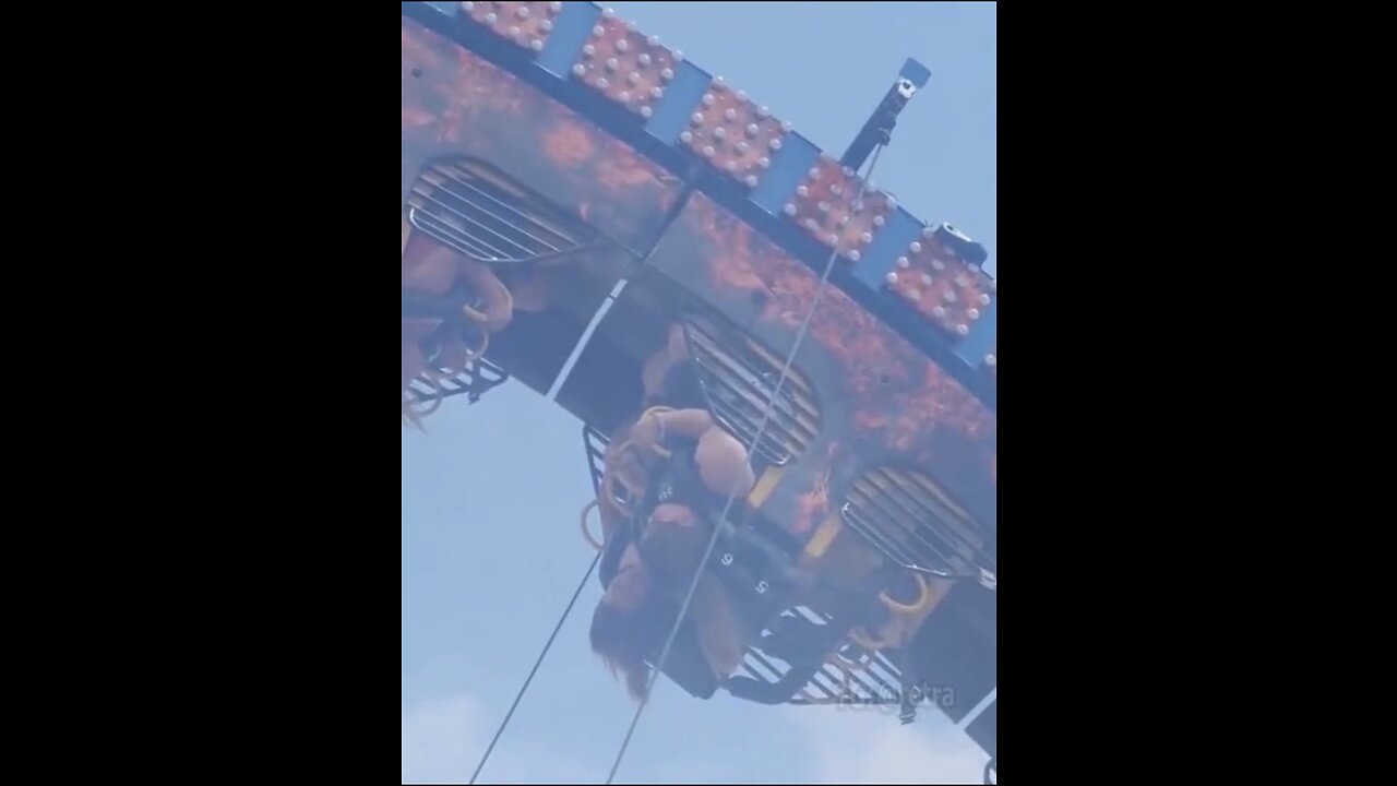 Roller coaster in Wisconsin stops during loop and hangs people upside down