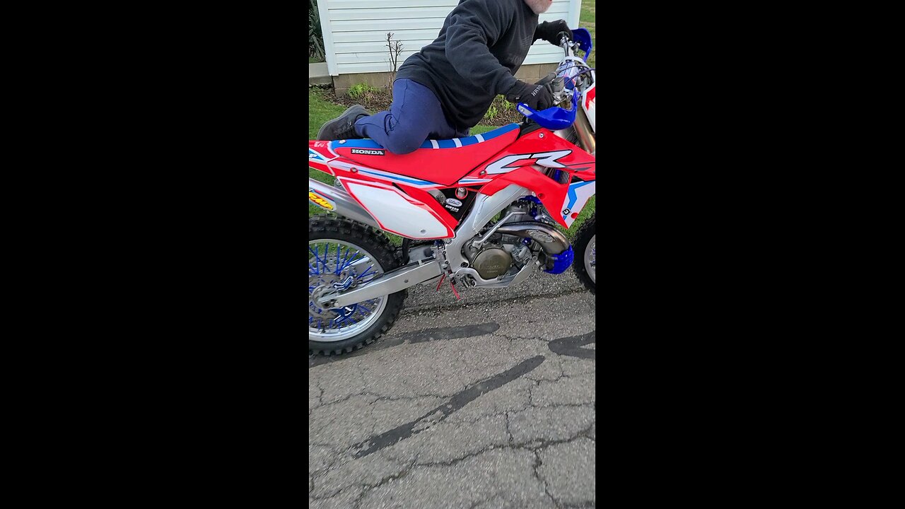 Big Lar rides the honda cr250 like Joe stole it.