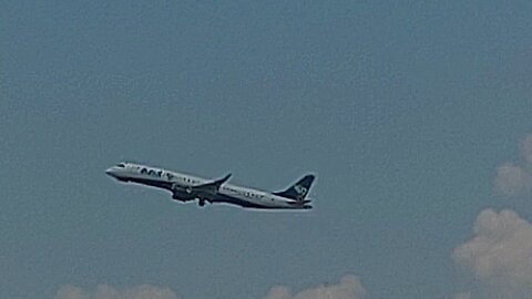 Embraer 195 PR-AXG decola de Manaus para São Gabriel da Cachoeira