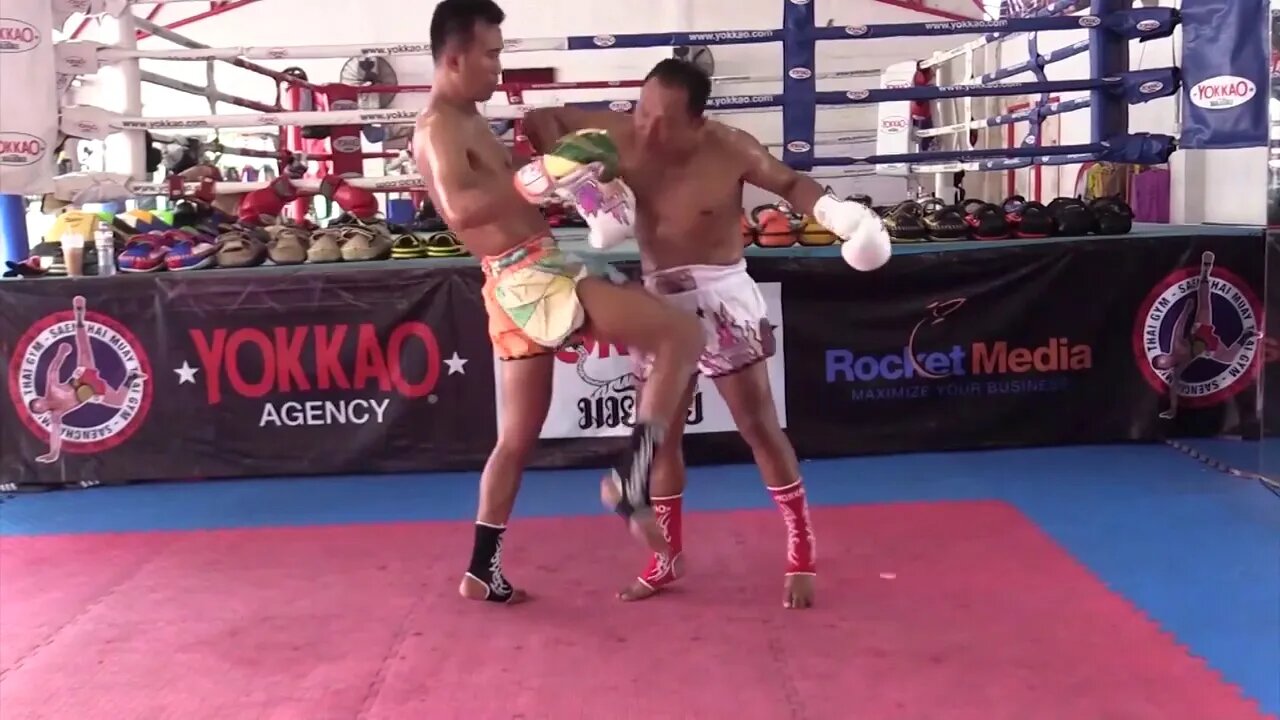 Combinations and Clinch Work by Saenchai Volume 1