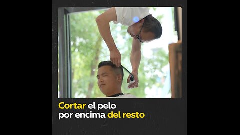 Peluquero chino realiza asombrosos cortes de pelo colgado del revés