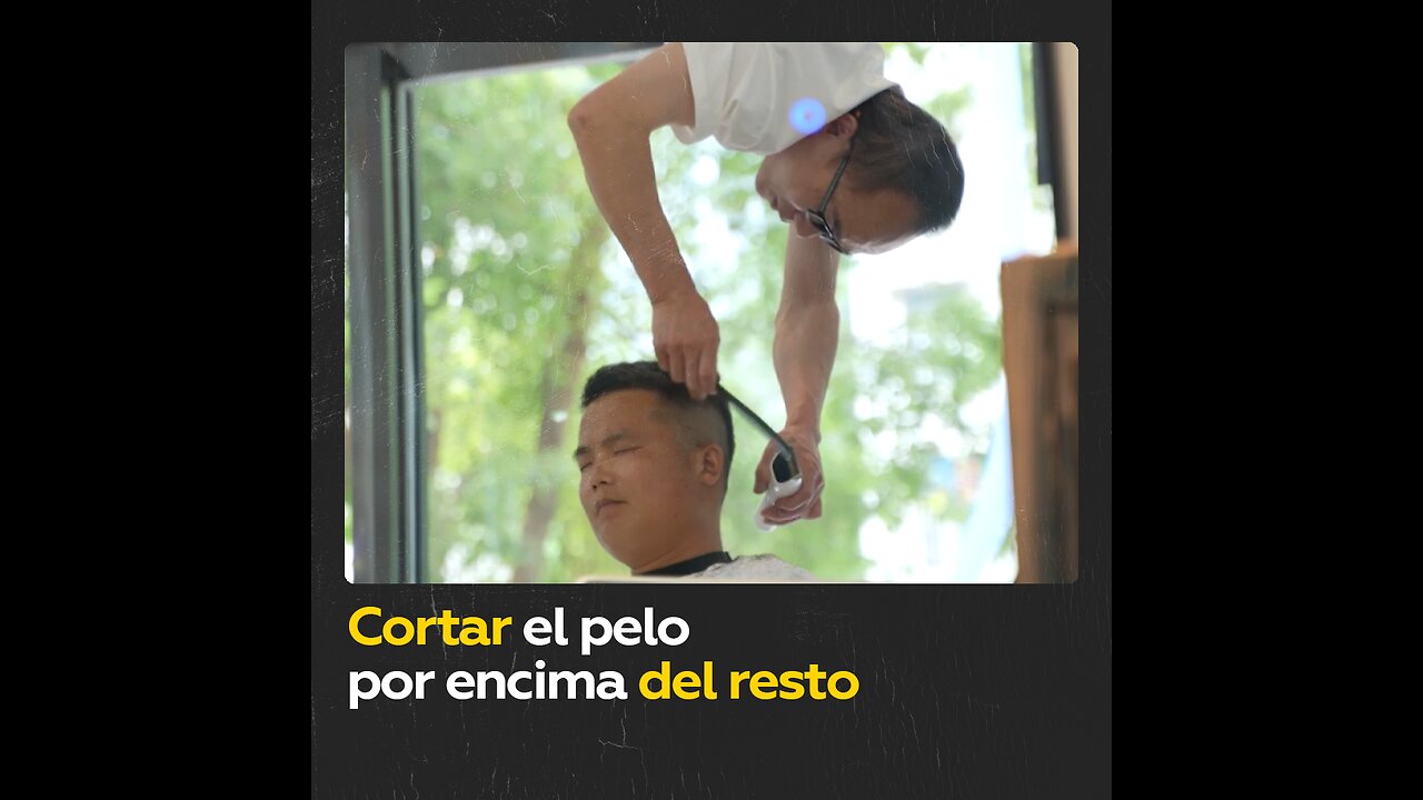 Peluquero chino realiza asombrosos cortes de pelo colgado del revés