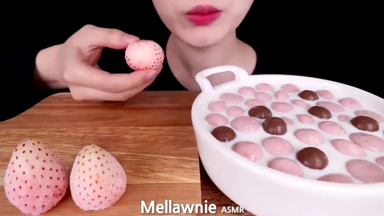 ASMR MUKBANG｜PINK ICE CREAM, MAGNUM, CHOCOLATE, MALTESERS, FROZEN FRUITS 핑크색 디저트 EATING SOUNDS 먹방