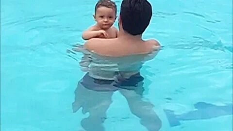 Na piscina com o Papai ❤️🏊👶