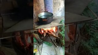 cozinhando milho no fogão a lenha