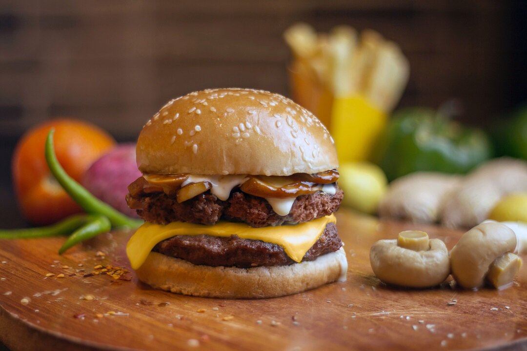 Mushroom Swiss Burger -Mushroom Swiss Burger Recipe at home - Ghar Per Bohat asaan jhatpat sa Burger