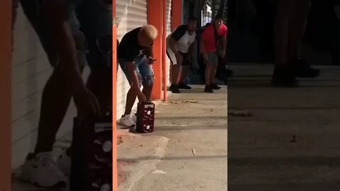 ASSUSTANDO A GALERA NO BUTECO , TODO MUNDO CORREU ( MEME ) ( VIRAL ) #shorts