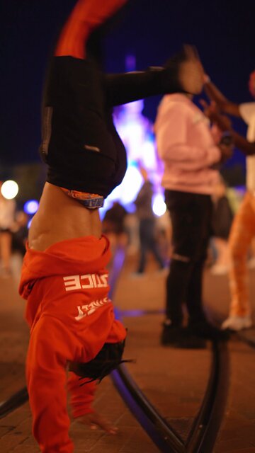 Hands on the floor🔥