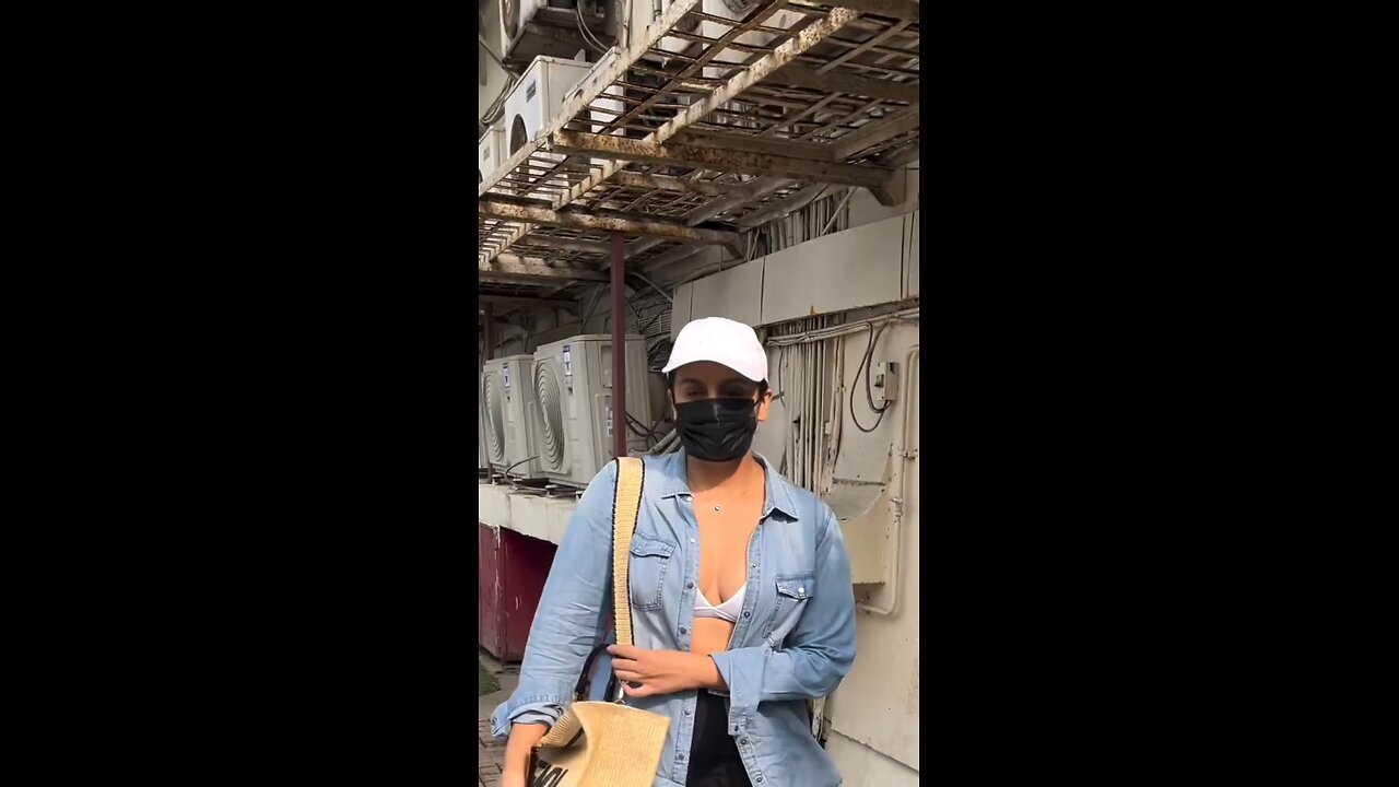 Huma Qureshi denies removing mask 😷says "tabiyat theek nahi hai"Subscribe & Click Button to not v