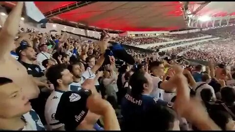 Torcida do Vélez calando a do Flamengo