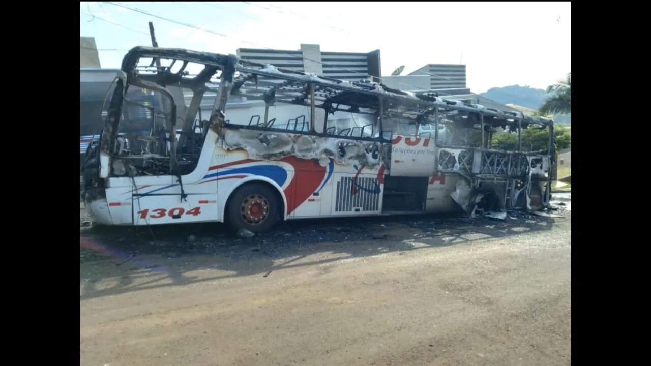 Ônibus Que Fazia Transporte de Trabalhadores Foi Destruído Pelo Fogo Após Pane Elétrica em Iretama