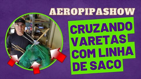 Cruzando varetas "armação" de pipa com linha de saco que é feito com o fio de RAFIA.