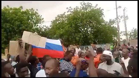 During the anti French #coup in #Niger, demonstrators unfurled the #Russian flag.