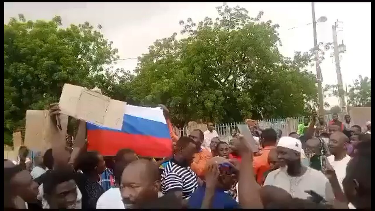 During the anti French #coup in #Niger, demonstrators unfurled the #Russian flag.