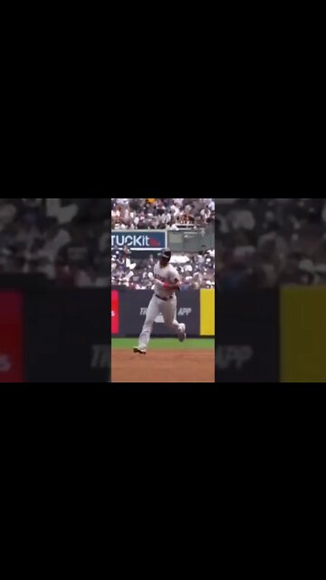 It just makes sense that Jeter’s first home run came at Yankee Stadium #mlb #redsoxs