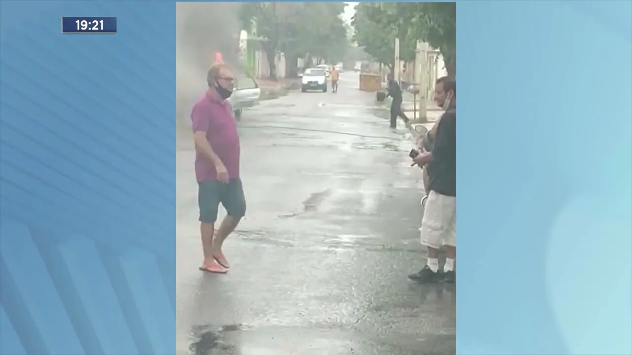 Carro em chamas! Veículo totalmente consumido pelo fogo em Gov. Valadares