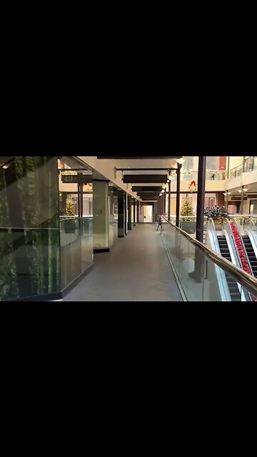 Dystopian Scenes From Nearly 100% Abondoned San Francisco Mall… Still Put Up Christmas Decorations