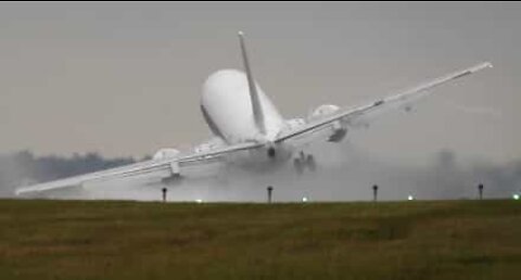 Er du bange for at flyve mens der er en storm? Lad være med at se denne video!