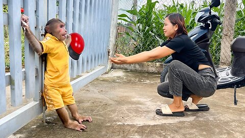 Unbelievable😂 Cutis uses the most surprising special way to follow mom go market