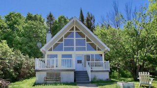 Cette adorable maison vitrée à vendre à 1 h de Montréal coûte environ 600 $ par mois