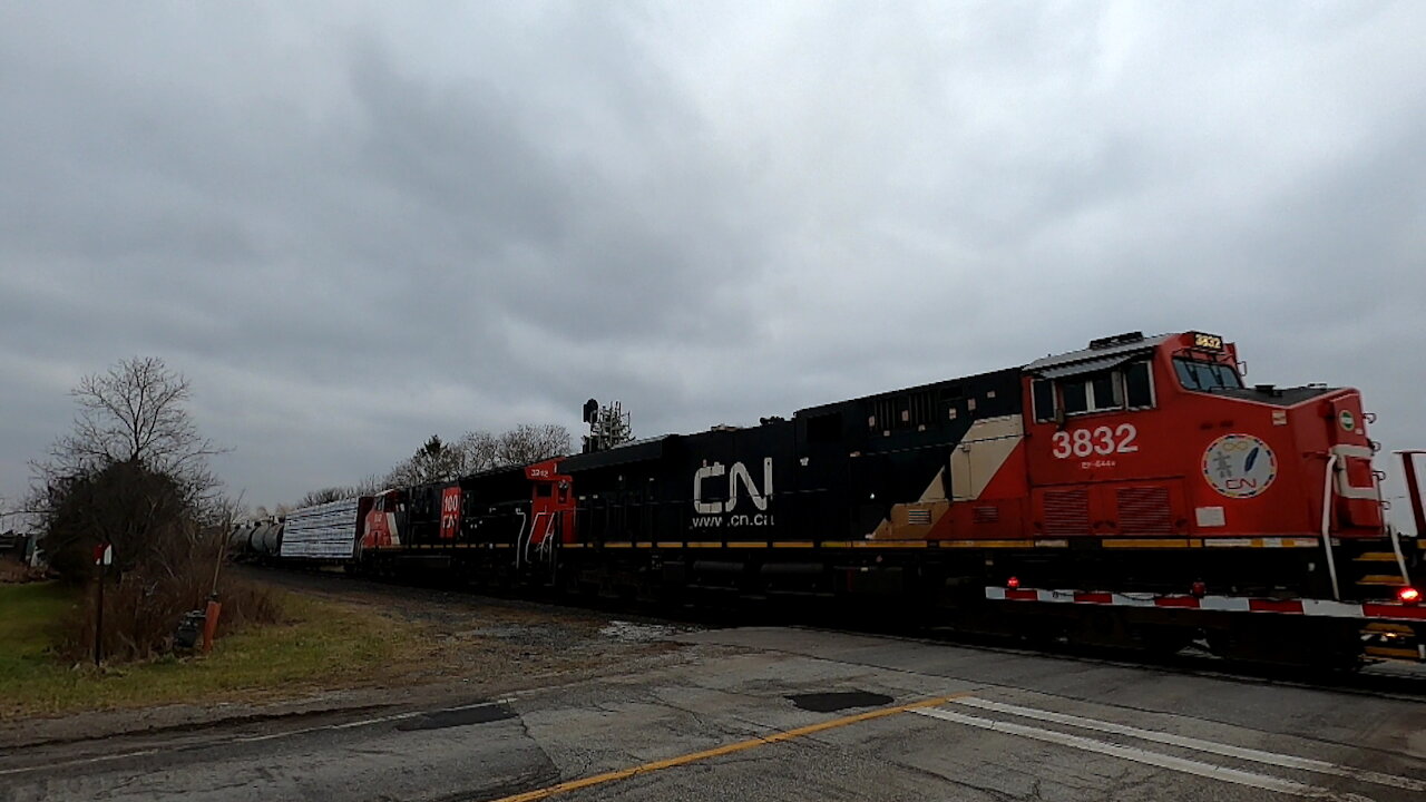 CN 3832 & CN 3242 Engines Westbound Manifest Train At Mandaumin