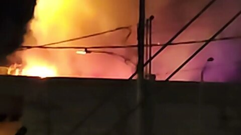 Truck went ablaze on the Pearl Harbor Bridge, up close footage.