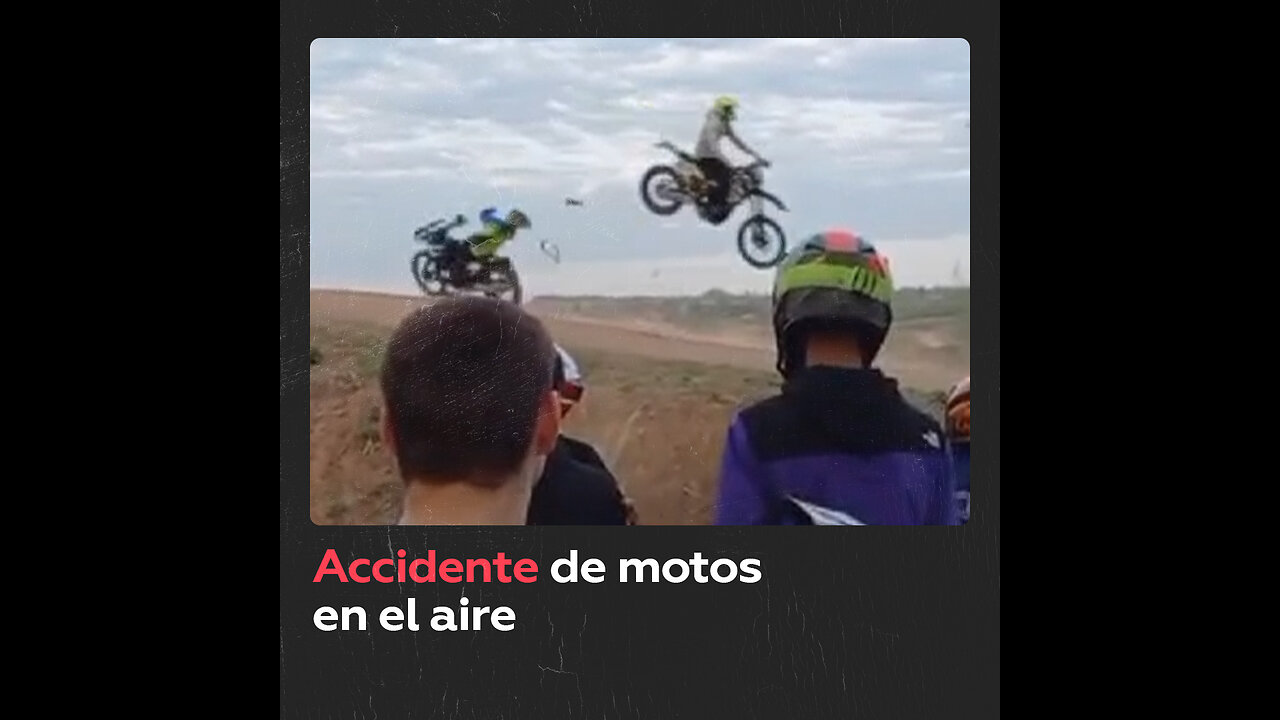 Dos pilotos de ‘motocross’ chocan durante una acrobacia